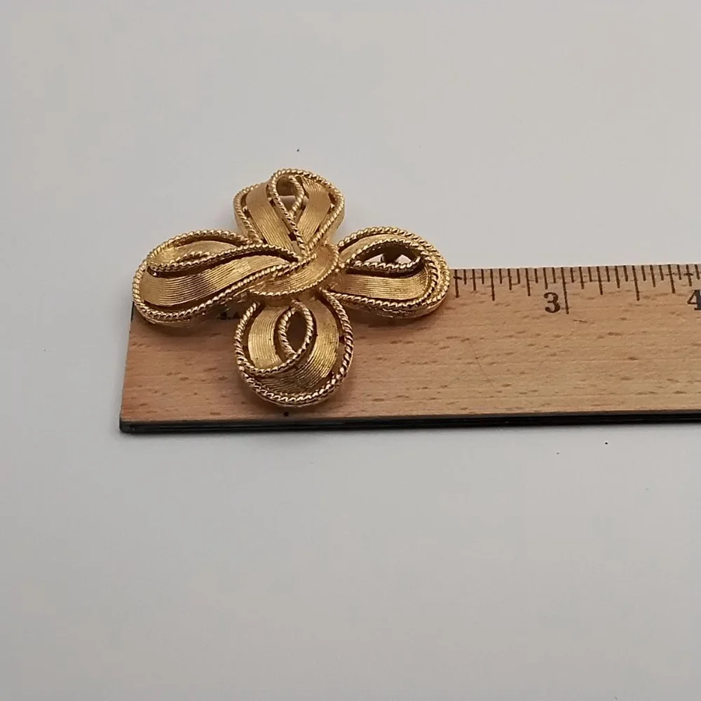 Vintage Trifari Gold Tone Brooch • 1950s Ribbon Loop Pin • Mid Century Modern